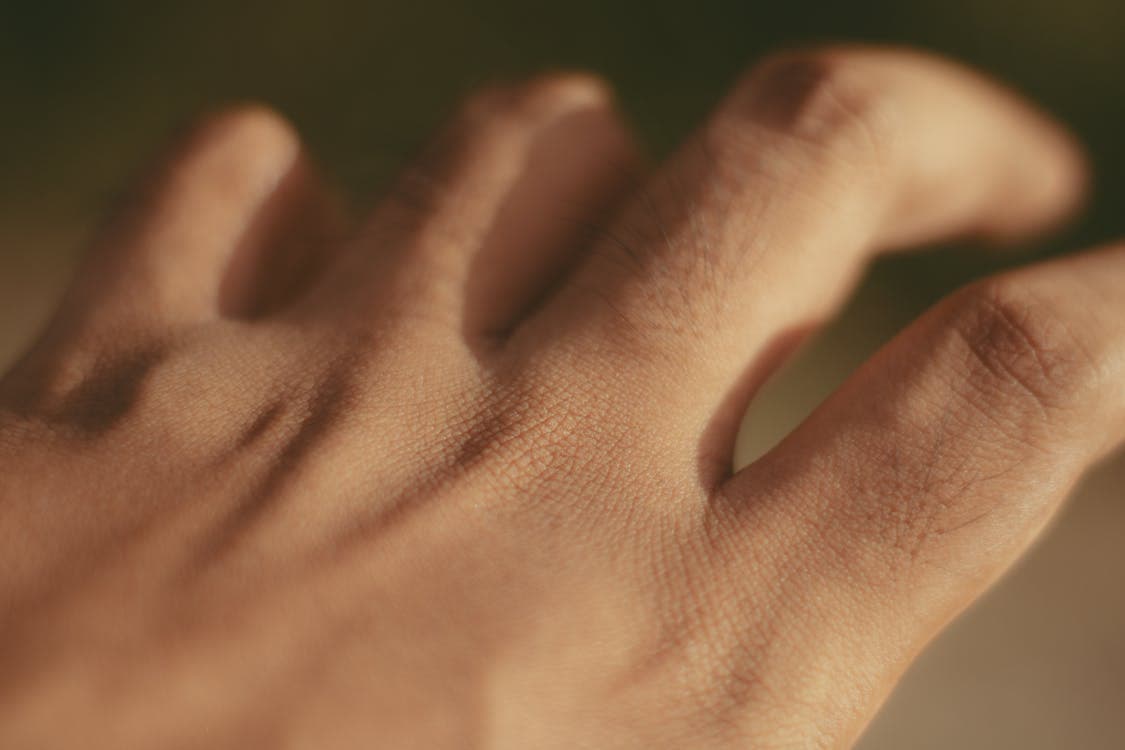 Ilustracja artykułu: Uszkodzenia ścięgien prostowników palców – palec młoteczkowaty i butonierkowaty | Poradnik | Dr n.med. Artur Soczka